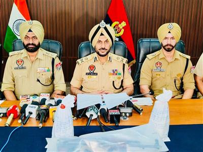 सीमा पार से हथियार और विस्फोटक तस्करी नेटवर्क का पर्दाफाश; एक AK-47 राइफल और दो हैंड ग्रेनेड सहित एक व्यक्ति गिरफ्तार