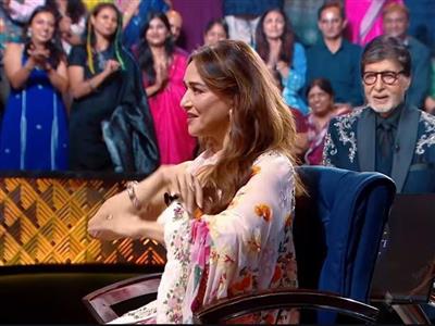 'केबीसी' में माधुरी दीक्षित की शानदार एंट्री, अमिताभ बच्चन की फरमाइश पर 'काहे छेड़ छेड़ मोहे' पर किया डांस