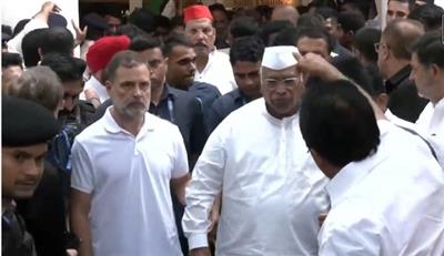 नई दिल्ली : खड़गे के बुलावे पर लंच पर पहुंचे राहुल और प्रियंका, राजघाट जाने का प्लान, ज्ञानेश कुमार के खिलाफ विपक्ष का प्रदर्शन लगातार तीसरे दिन जारी