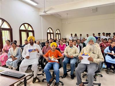 विधायक कुलजीत सिंह रंधावा ने डेराबस्सी, लालड़ू और लोहगढ़ के सरकारी स्कूलों में मेगा अभिभावक-अध्यापक मिलनियों में की शिरकत