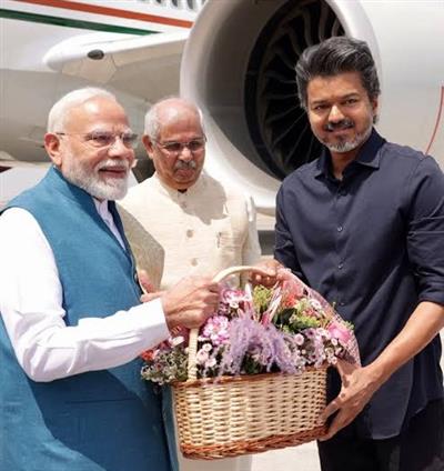 चेन्नई पहुंचे पीएम मोदी, सीएम विजय और राज्यपाल आर्लेकर ने किया स्वागत