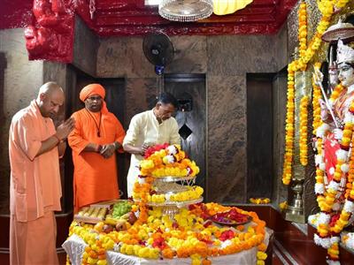 नवरात्रि के पहले दिन सीएम योगी ने की देवी पाटन मंदिर में आराधना, लोक मंगल की कामना