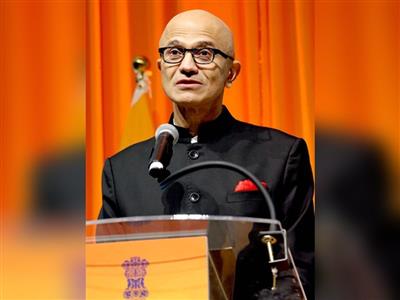 एआई मॉडल्स पर आंख मूंदकर भरोसा न करें, 'इमरजेंसी ब्रेक' सिस्टम जरूरी: सत्य नडेला