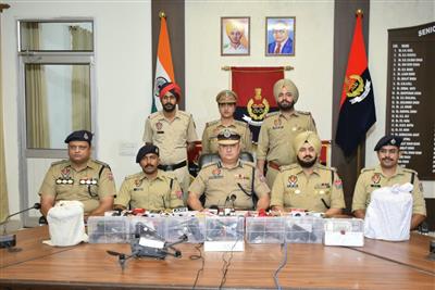 अमृतसर में 6 पिस्तौल, 4.4 किलो हेरोइन, 500 ग्राम अफीम, 12.9 लाख रुपये की ड्रग मनी और एक ड्रोन सहित 10 आरोपी काबू