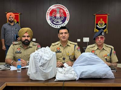 पठानकोट में सीमा पार से चल रहे तस्करी मॉड्यूल से संबंधित एक महिला सहित दो संचालक काबू; 7.8 किलो हेरोइन बरामद