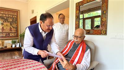 केंद्रीय मंत्री जेपी नड्डा ने अपोलो अस्पताल पहुंचकर लालकृष्ण आडवाणी का हाल जाना