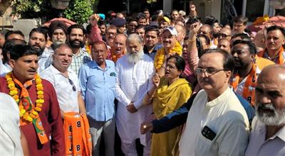 ऊर्जा मंत्री अनिल विज की कार्यशैली से प्रभावित होकर वार्ड छह के पार्षद संदीप शर्मा व आशुतोष सहित सैकड़ों लोगों ने भाजपा का दामन थामा