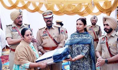 डिप्टी कमिश्नर कोमल मित्तल और एस एस पी वरुण शर्मा ने पुष्पांजलि अर्पित कर शहीदों को किया नमन; जिले के 35 शहीद पुलिस जवानों के परिवारों को किया गया सम्मानित