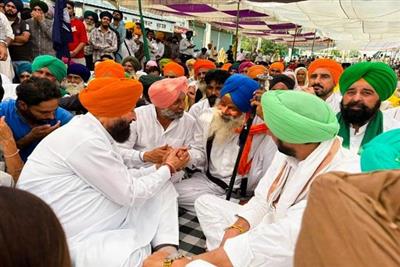 ਮਾਨਸਾ ਧਰਨੇ 'ਚ ਪਹੁੰਚੇ ਪ੍ਰਤਾਪ ਸਿੰਘ ਬਾਜਵਾ, ਝੋਟੇ ਦੇ ਪਿਤਾ ਨੂੰ ਮਿਲ ਕੇ ਕੀਤਾ ਵੱਡਾ ਐਲਾਨ
