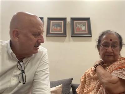अनुपम खेर ने शेयर किया इमोशनल नोट, कहा- मां से मिले दो महीने हो गए, पूछ रही हैं, 'तू कब आएगा?'
