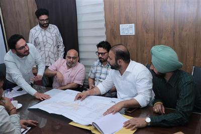 ਪਰਮਿੰਦਰ ਸਿੰਘ ਗੋਲਡੀ ਨੇ ਖਰੜ ਦੇ ਨਵੇਂ ਬੱਸ ਸਟੈਂਡ ਦੀ ਪ੍ਰਗਤੀ ਸਬੰਧੀ ਅਧਿਕਾਰੀਆਂ ਨਾਲ ਕੀਤੀ ਮੀਟਿੰਗ
