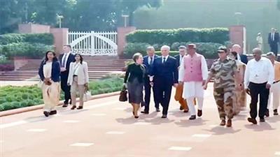 रूस की संसद के अध्यक्ष व्याचेस्लाव वोलोदिन ने राजघाट पहुंचकर महात्मा गांधी को दी श्रद्धांजलि