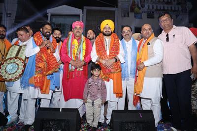 भगवान वाल्मीकि जी की शोभा यात्रा में कैबिनेट मंत्री तरुनप्रीत सिंह सौंद ने की शिरकत, श्रद्धा से किया नमन
