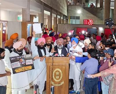 ਵਿਧਾਨ ਸਭਾ ਦੇ ਬਾਹਰ ਭਾਰੀ ਹੰਗਾਮਾ, ਪ੍ਰਤਾਪ ਬਾਜਵਾ ਨੇ ਪਾੜਿਆ ਖਹਿਰਾ ਖ਼ਿਲਾਫ ਪਾਸ ਕੀਤਾ ਮਤਾ