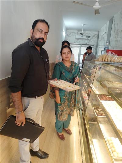 ਤਿਉਹਾਰਾਂ ਦੌਰਾਨ ਮਿਲਾਵਟਖੋਰੀ ਵਿਰੁੱਧ ਸਿਹਤ ਵਿਭਾਗ ਸਖ਼ਤ, ਮਠਿਆਈਆਂ ਦੇ ਸੈਂਪਲ ਭਰੇ