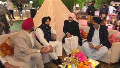 ਮਨਪ੍ਰੀਤ ਬਾਦਲ ਦੀ ਧੀ ਦੇ ਵਿਆਹ ਦੀ ਰਿਸੈਪਸ਼ਨ 'ਚ ਪਹੁੰਚੇ ਸੁਖਬੀਰ, ਹਰਸਿਮਰਤ ਤੇ ਕੇਵਲ ਢਿੱਲੋਂ ਸਣੇ ਵੱਡੇ ਲੀਡਰ