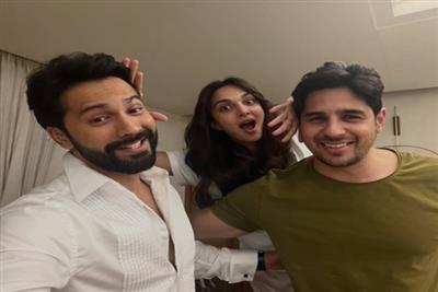 वरुण धवन ने शेयर की सिद्धार्थ और कियारा के साथ फोटो, कैप्शन में लिखा-बहस जरूर हुई पर...